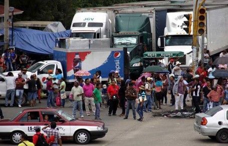 Empresarios afectados por bloqueos de la CNTE piden no pagar impuestos