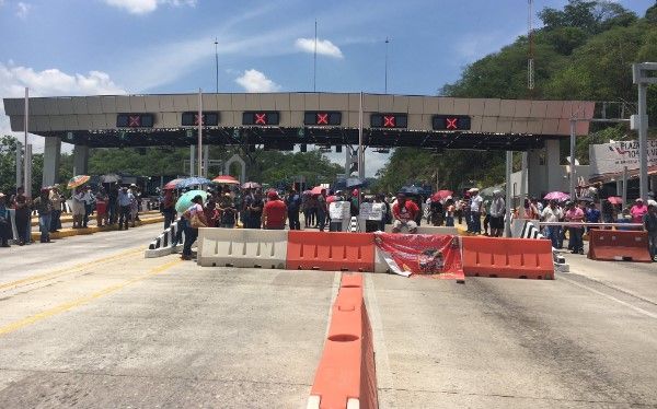 Maestros toman la Autopista del Sol en Chilpancingo y Acapulco