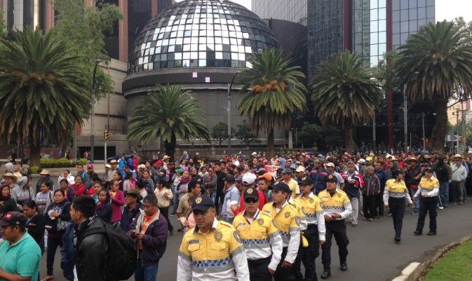 Cierran lateral de Reforma por manifestación de la CNTE