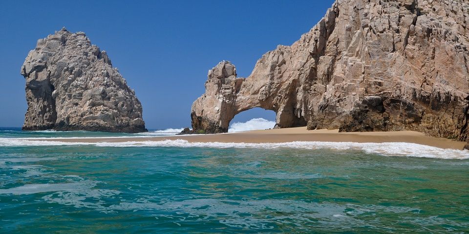 Mueren 2 turistas de Estados Unidos arrastrados por ola en Cabo San Lucas