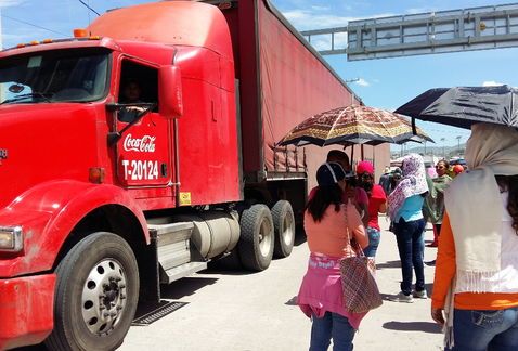 CETEG retiene camiones transportistas de alimentos en Chilpancingo - Camiones-cerveza-refrescos-cola-separados_MILIMA20160629_0202_8