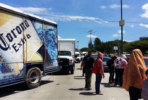 CETEG retiene camiones transportistas de alimentos en Chilpancingo - Camiones-cerveza-refrescos-cola-separados_MILIMA20160629_0203_8