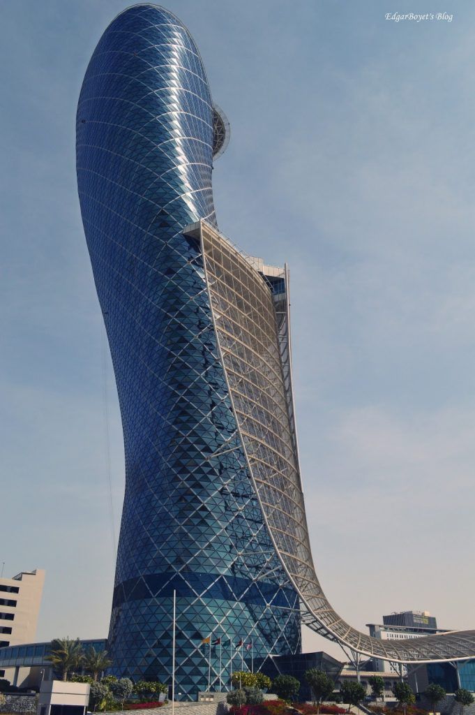 Este es el edificio más inclinado del mundo - Capital-Gate-4-681x1024