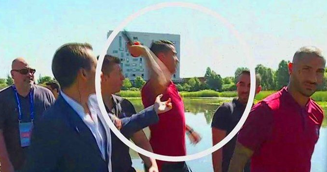 Cristiano Ronaldo lanza micrófono de periodista al agua