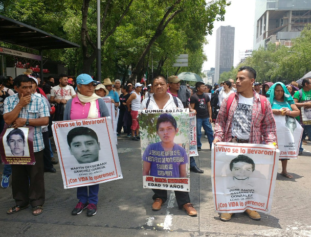 Padres de los normalistas de Ayotzinapa también marchan en la Ciudad de México - Captura-de-pantalla-2016-06-26-a-las-3.51.18-p.m.