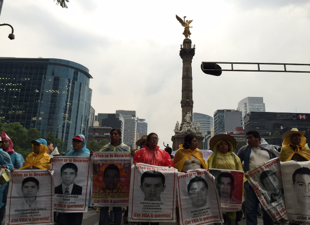 Padres de los normalistas de Ayotzinapa también marchan en la Ciudad de México