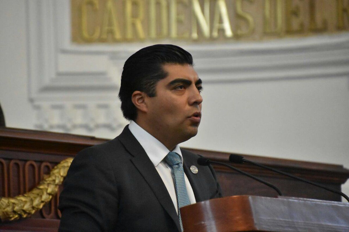 Diputado queda encapsulado en marcha en el Zócalo