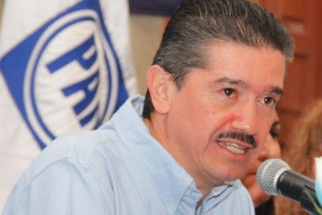 Detienen a exlíder del PAN con 4 mdp en Cancún