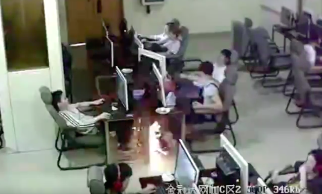 Video: joven muere al sufrir descarga eléctrica en café internet