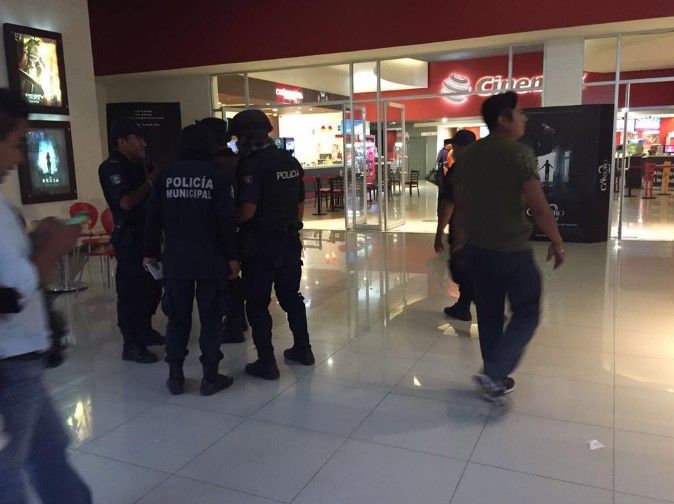 Detonan granada de gas lacrimógeno en cine de Oaxaca