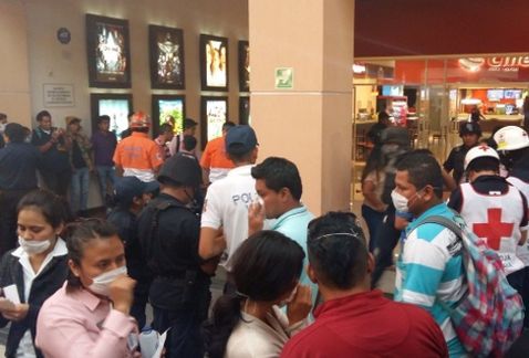 Detonan granada de gas lacrimógeno en cine de Oaxaca - Cinemex-Macroplaza-Oscar-Rodriguez