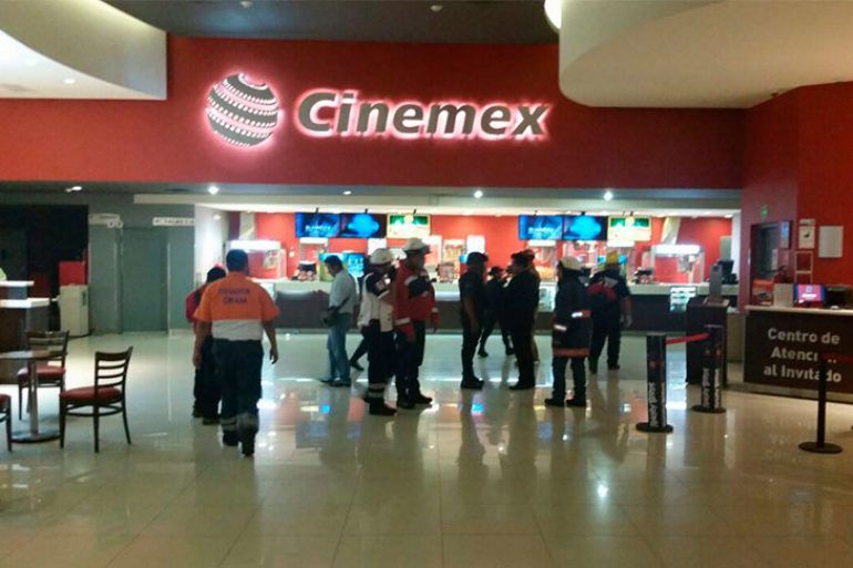 Detonan granada de gas lacrimógeno en cine de Oaxaca - Cinemex-Macroplaza-Quadratin