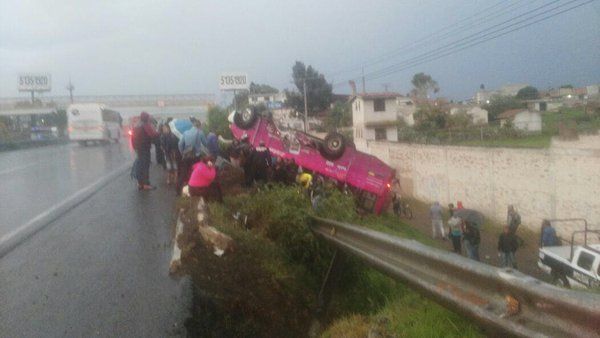 Volcadura en Autopista México-Querétaro deja 15 lesionados