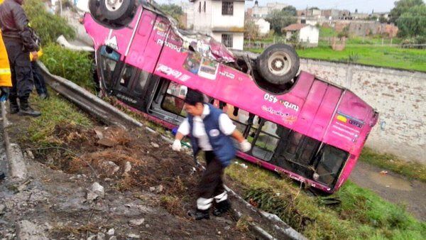 Volcadura en Autopista México-Querétaro deja 15 lesionados - Cj88CXoVEAA1Ndw