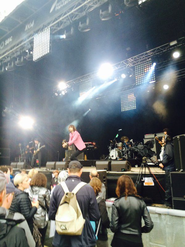 Hospitalizan a cantante de Primal Scream tras caer del escenario - Cj94N6MWEAAfru6