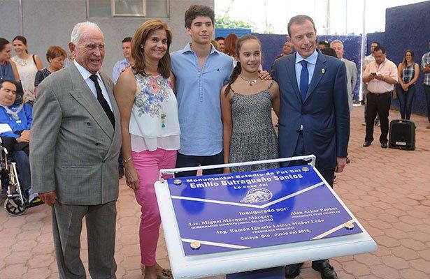 Emilio Butragueño recibe homenaje en estadio que llevará su nombre - Cj_f8dIUYAAslzG