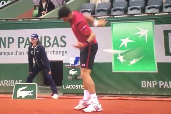 Djokovic casi le pega a un juez de línea