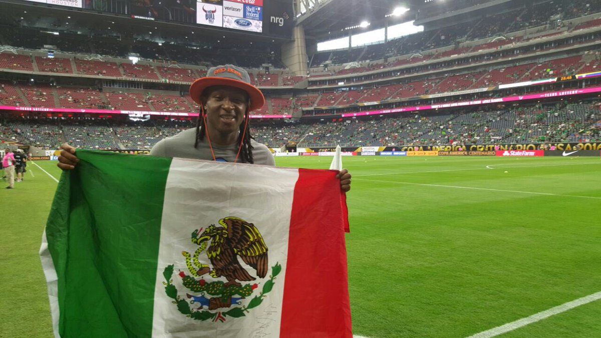 Galería: aficionados mexicanos apoyan previo al partido contra Venezuela - Ck3jFfDUgAA1CJ6