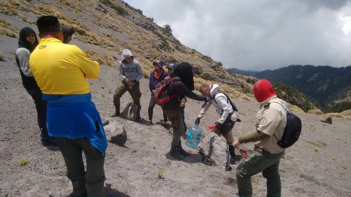 Rescatan a 9 jóvenes tapatíos en el Nevado de Colima