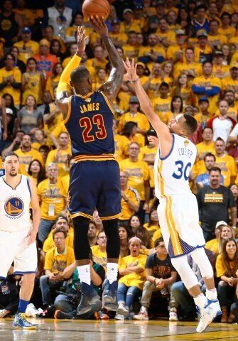 Golden State saca ventaja de 2-0 en la final de la NBA - CkPBa2sUUAAjrCH