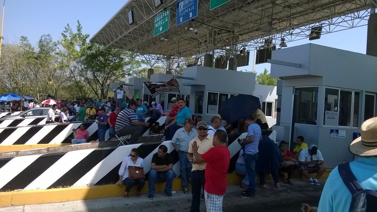 CETEG y CNTE toman caseta de Autopista Siglo XXI