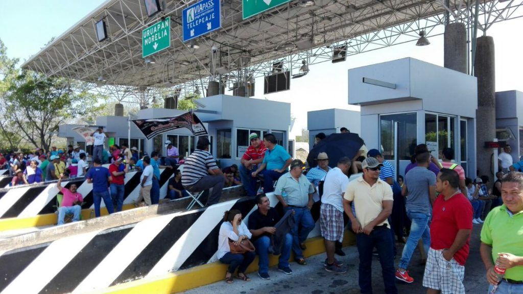 CETEG y CNTE toman caseta de Autopista Siglo XXI - CkdZbEpUUAE6nBi-1024x576