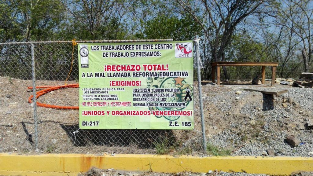 CETEG y CNTE toman caseta de Autopista Siglo XXI - CkdZbSWVAAI4DuD-1024x576
