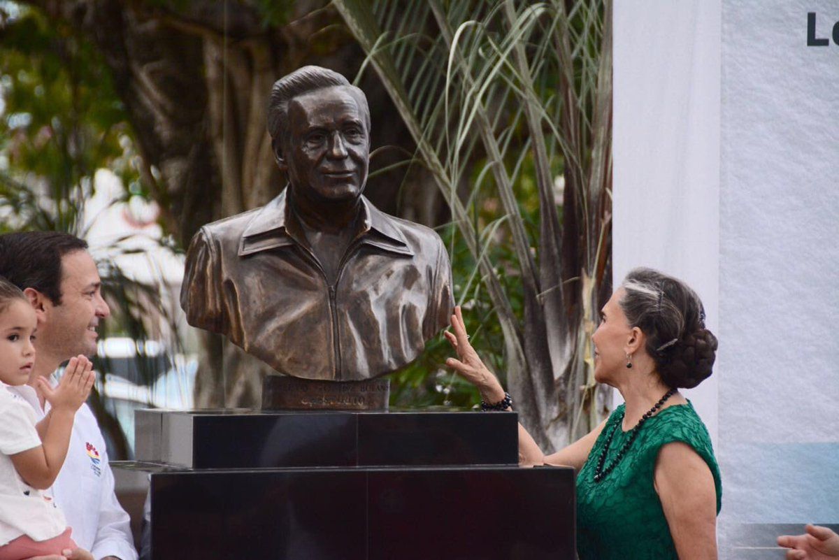 Develan escultura de Roberto Gómez Bolaños “Chespirito” en Cancún