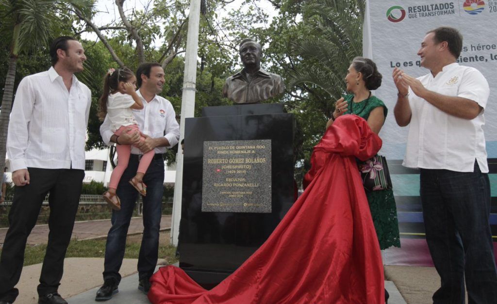 Develan escultura de Roberto Gómez Bolaños “Chespirito” en Cancún - CkjsvJEUUAA0MAs-1024x627