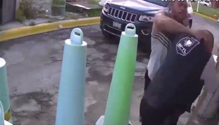 Video: hombre agrede a vigilante en Pachuca