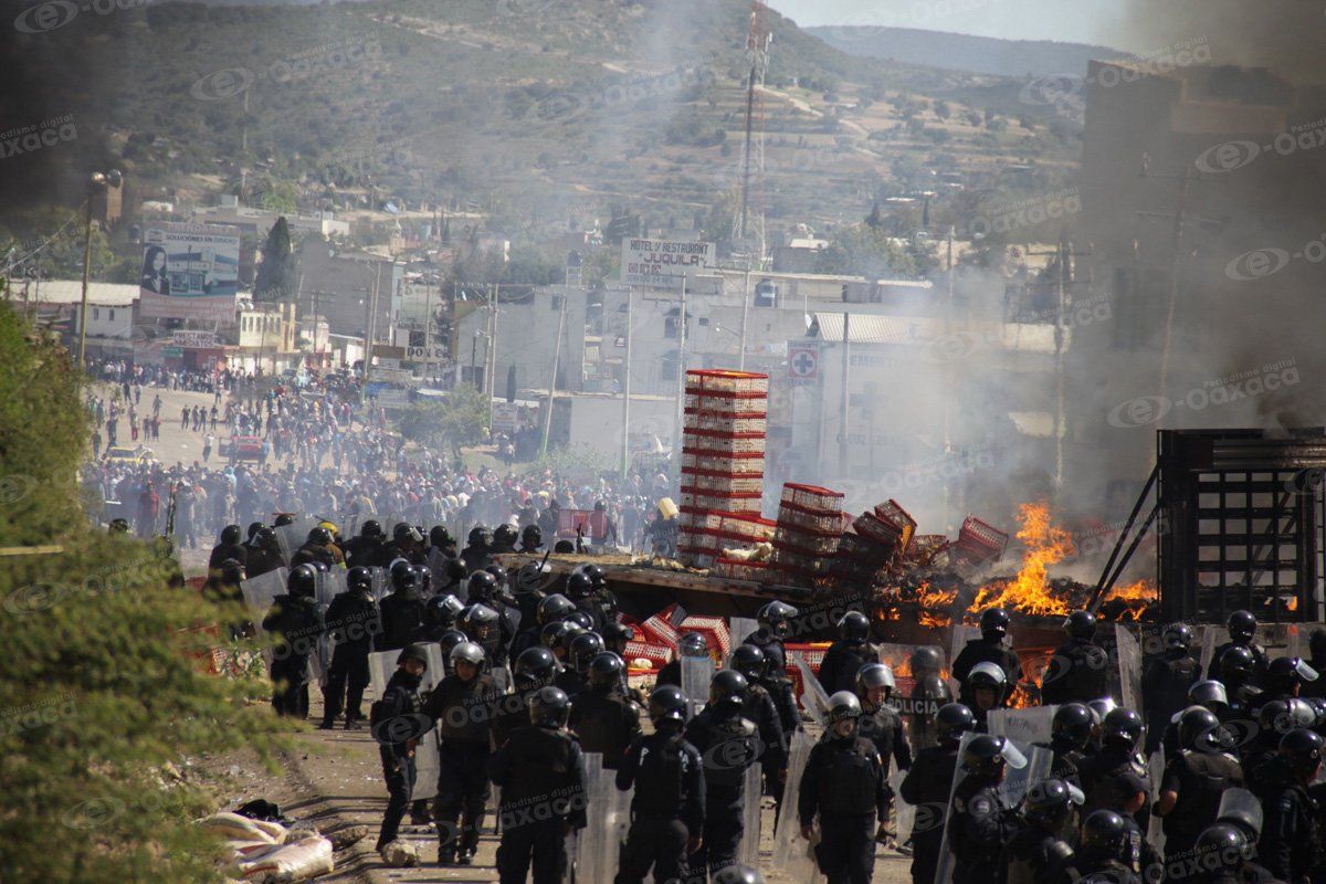 Enfrentamiento con la CNTE deja seis muertos, 53 civiles y 56 policías heridos - ClXn_zDVYAAONa9