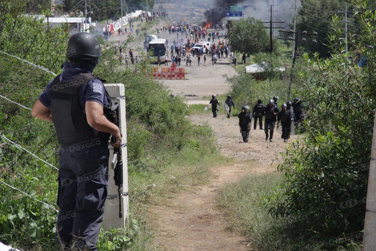 Enfrentamiento con la CNTE deja seis muertos, 53 civiles y 56 policías heridos - ClXoAI6VAAEtHuF