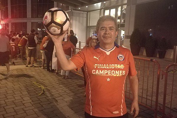 El chileno que se quedó con el balón del penal fallado por Messi - Cl_OtqTXEAA5-aL