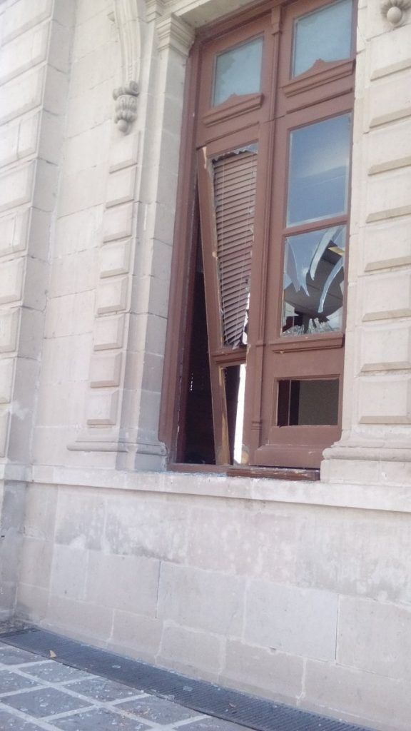 Encapuchados vandalizan Palacio de Gobierno en Chihuahua - ClkrK19VAAEe0XI-576x1024