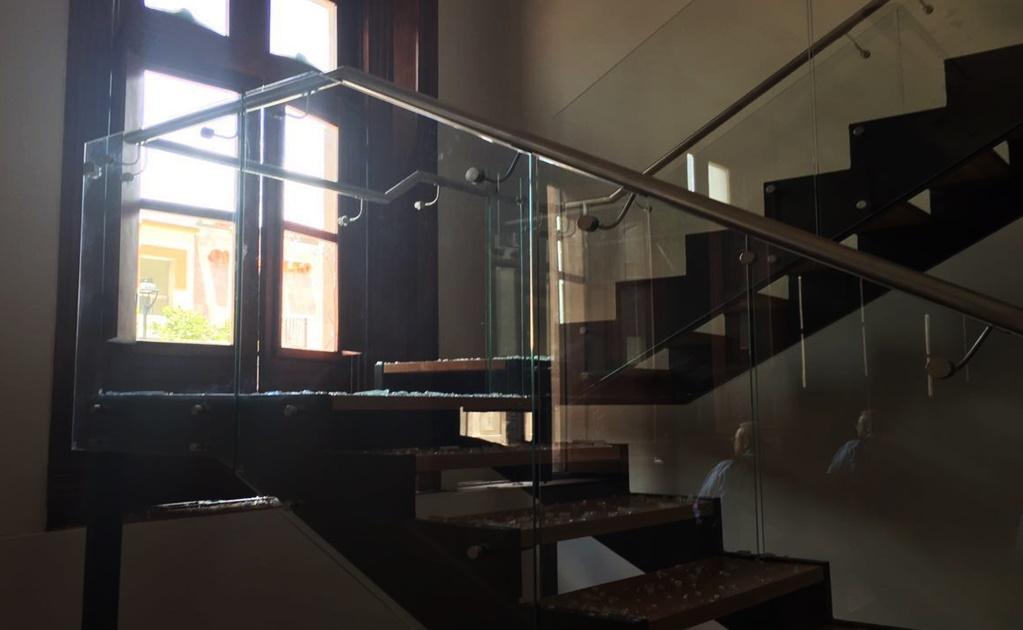 Encapuchados vandalizan Palacio de Gobierno en Chihuahua - CllQS18VYAAPWbP