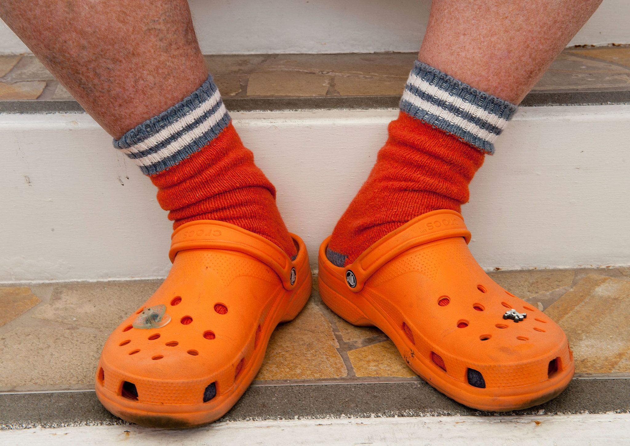Investigación revela que los Crocs son malos para los pies