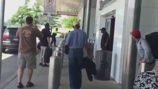 Tiroteo en aeropuerto de Dallas deja un herido