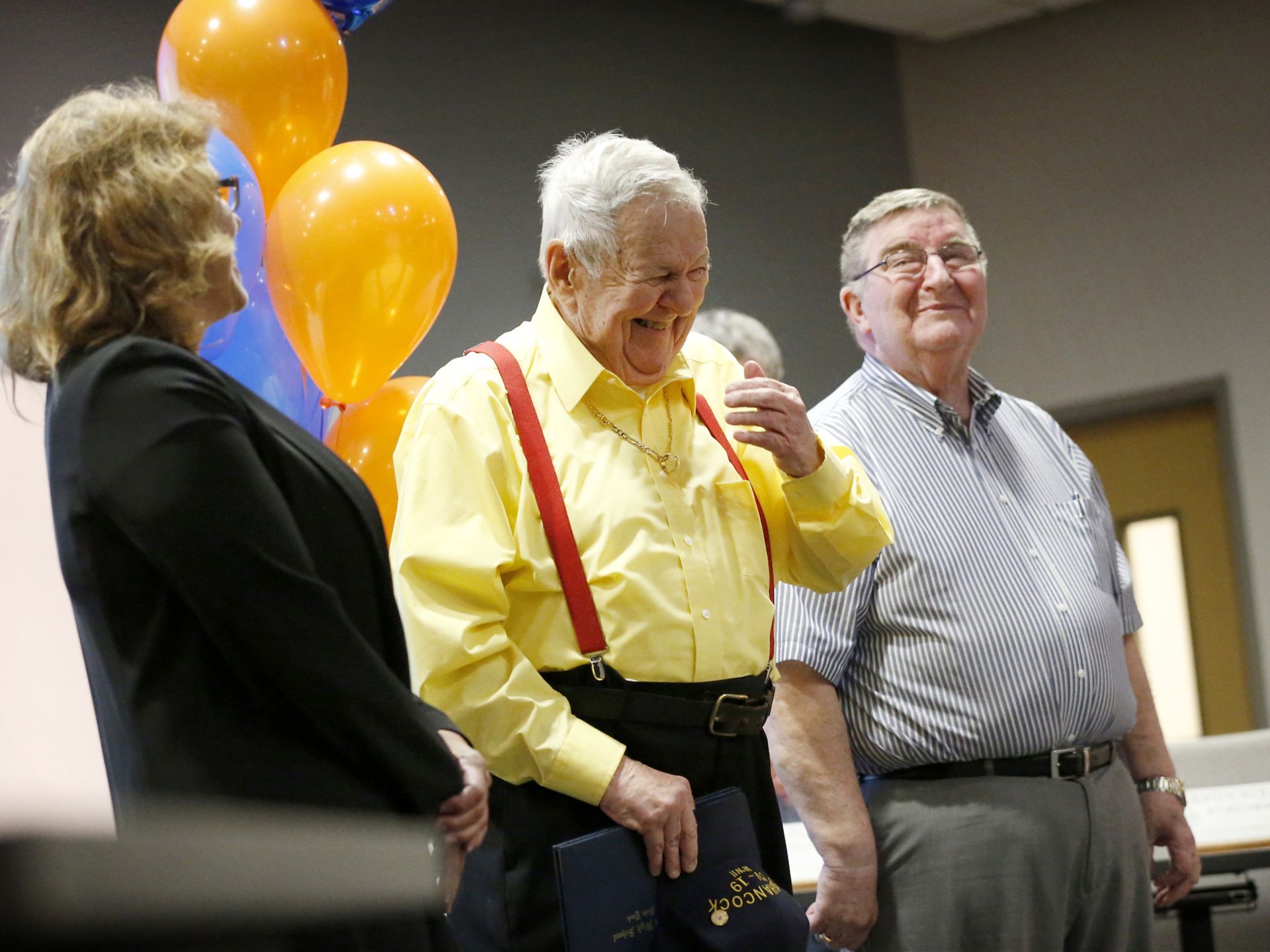 Veterano de 90 años de edad acude a su graduación de secundaria
