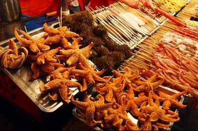 Cerrará mercado de comida exótica de Beijing - Donghuamen-mercado-nocturno-exotica-Twitter_CLAIMA20160615_0211_17