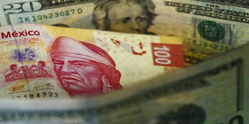 Dólar cierra semana hasta en 18.93 pesos a la venta