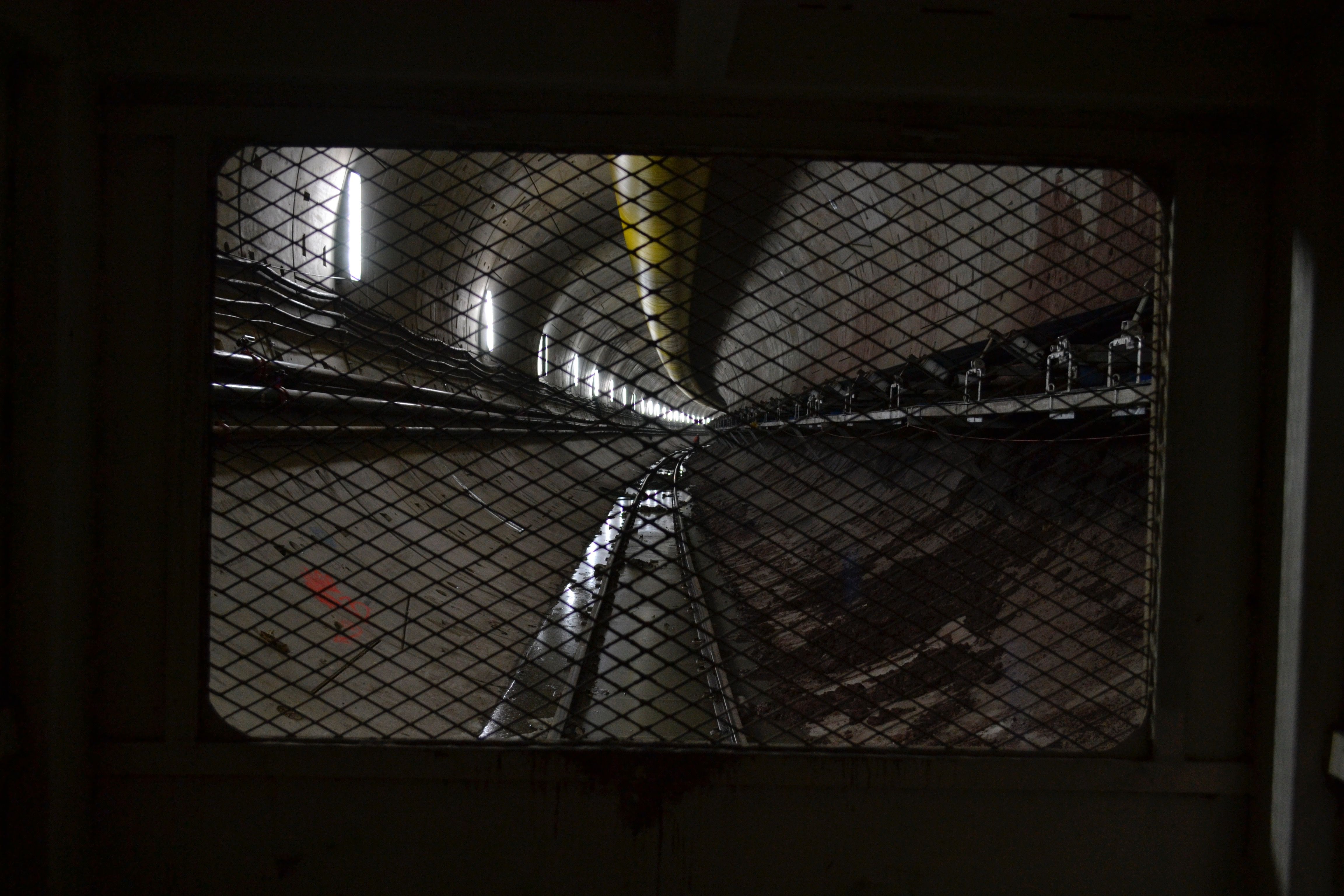 Así combatirán las inundaciones en el Estado de México - El-túnel-desde-el-vehículo-que-transporta-a-las-personas-al-interior-del-túnel