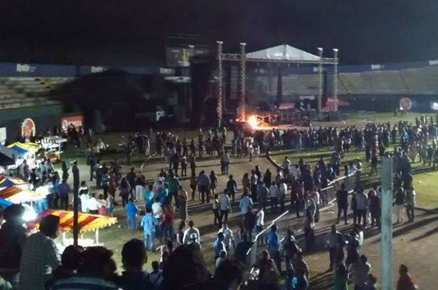 Destrozos e incendio en estadio de Mérida por cancelación de concierto