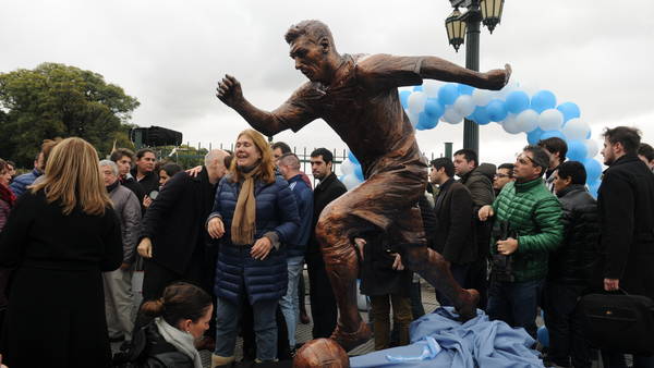 Develan estatua de Messi en Buenos Aires Develan estatua de Messi en Buenos Aires