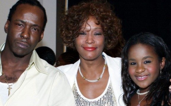 Whitney fumó mariguana con nuestra hija: Bobby Brown