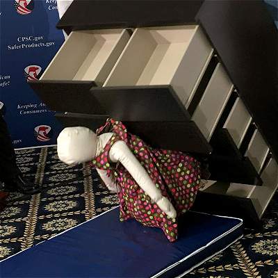 Ikea pagará 50 mdd por la muerte de 3 niños - Ikea-demostración-por-la-Comisión-de-Seguridad-de-Productos-del-Consumidor.-AFP-