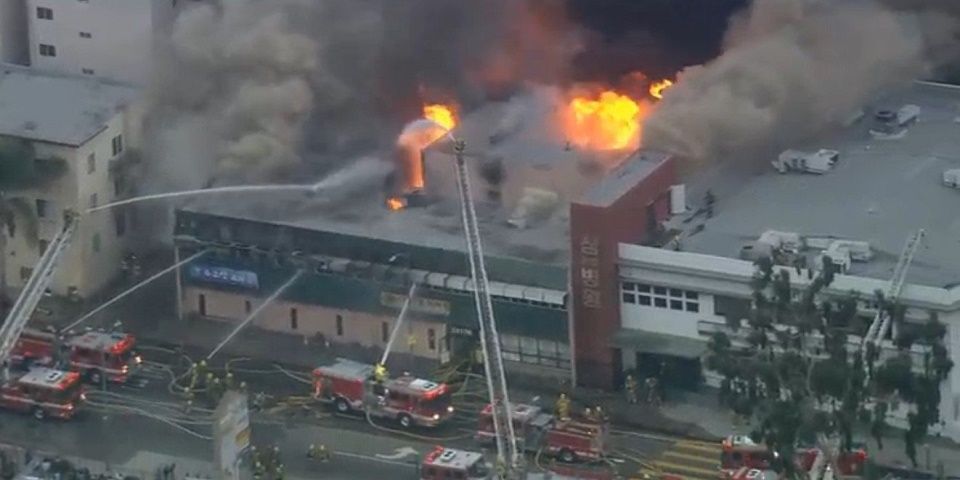 Deja cinco muertos incendio en edificio de Los Ángeles