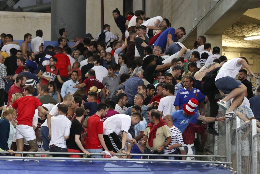 Rusia saca empate de último minuto a Inglaterra - Inglaterra-Rusia-Violencia-1024x687