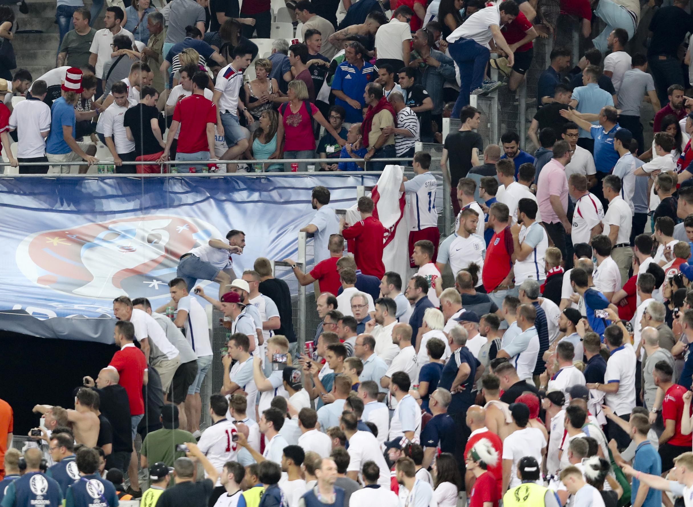 La UEFA amenaza con expulsar a Inglaterra y Rusia de la Euro