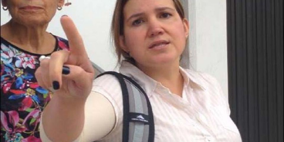 Video: agreden a mujer por estacionarse en vía pública