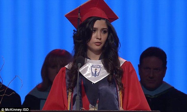 Mexicana revela en discurso de graduación que es indocumentada